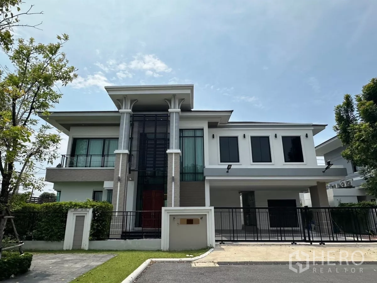 独立式住宅 出租在Bang Bon, Bangkok - 位于曼谷Bang Bon的现代两层独栋别墅，带围栏车道、车棚与草坪。
