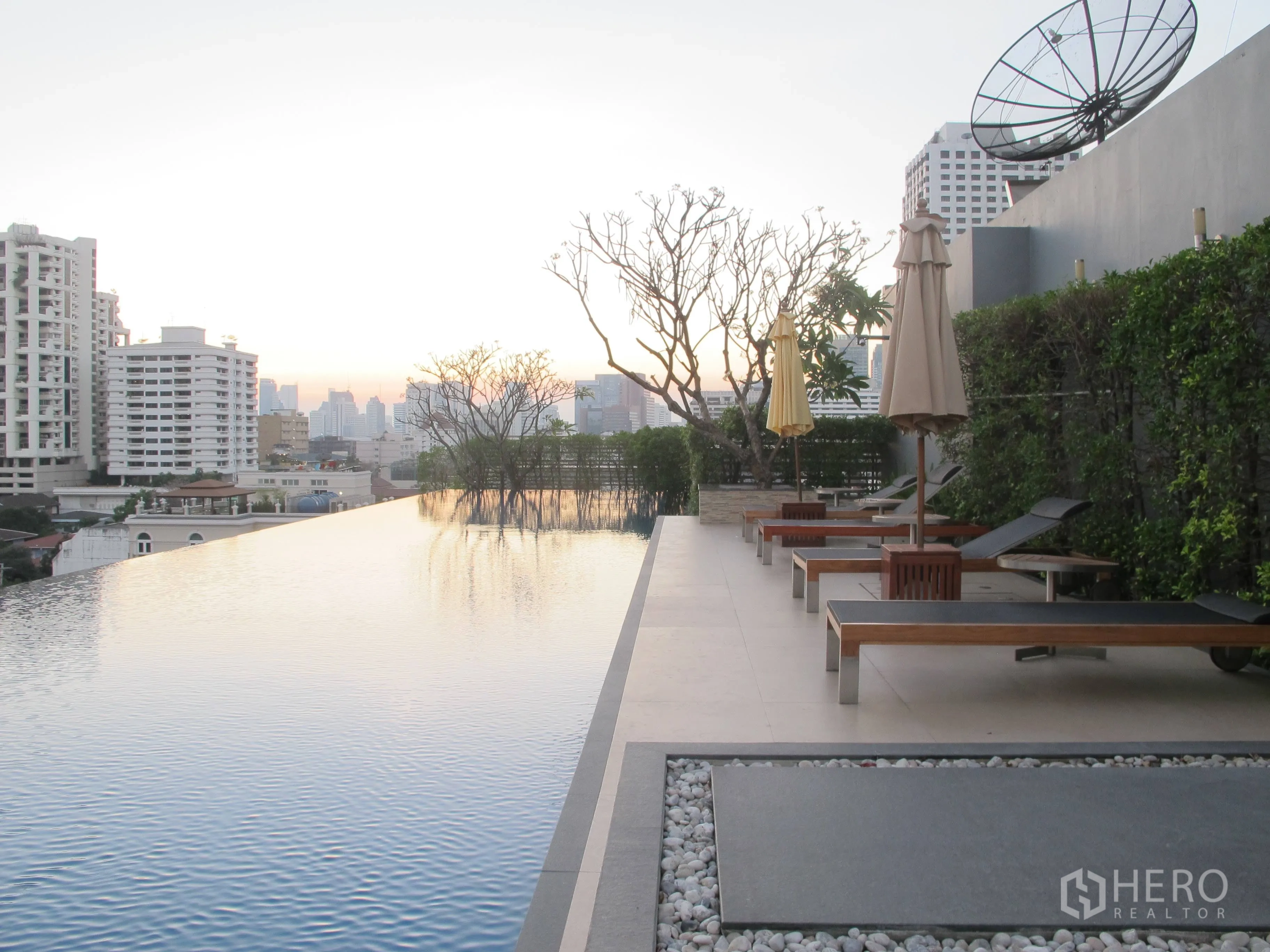 公寓 出租在Khlong Toei, Bangkok - 屋顶无边际泳池，城市天际线景观与日光躺椅。