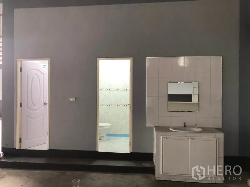 工厂 出租在Bang Len, Nakhon Pathom - 仓库内的卫浴区，两个白色房门与洗手台。