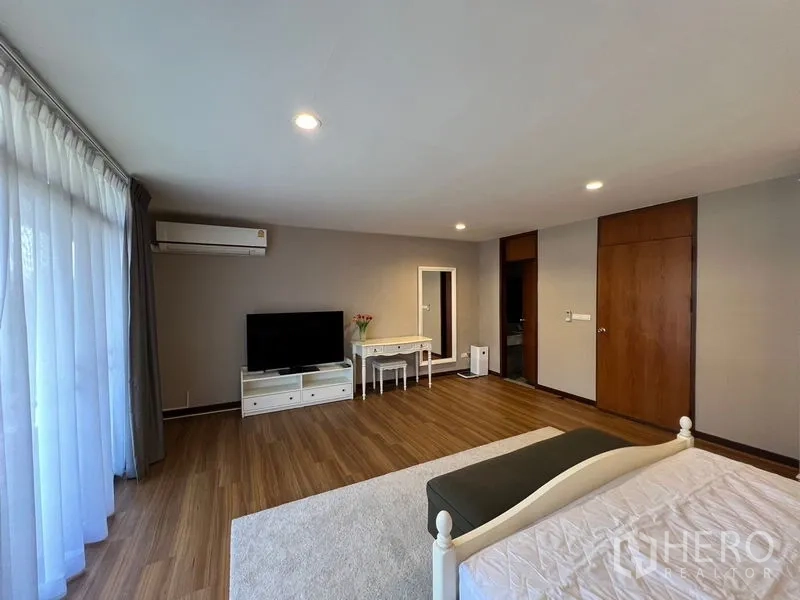 Townhouse for rent or sale in Suan Luang, Bangkok - Master bedroom from another angle with TV unit and dressing table.