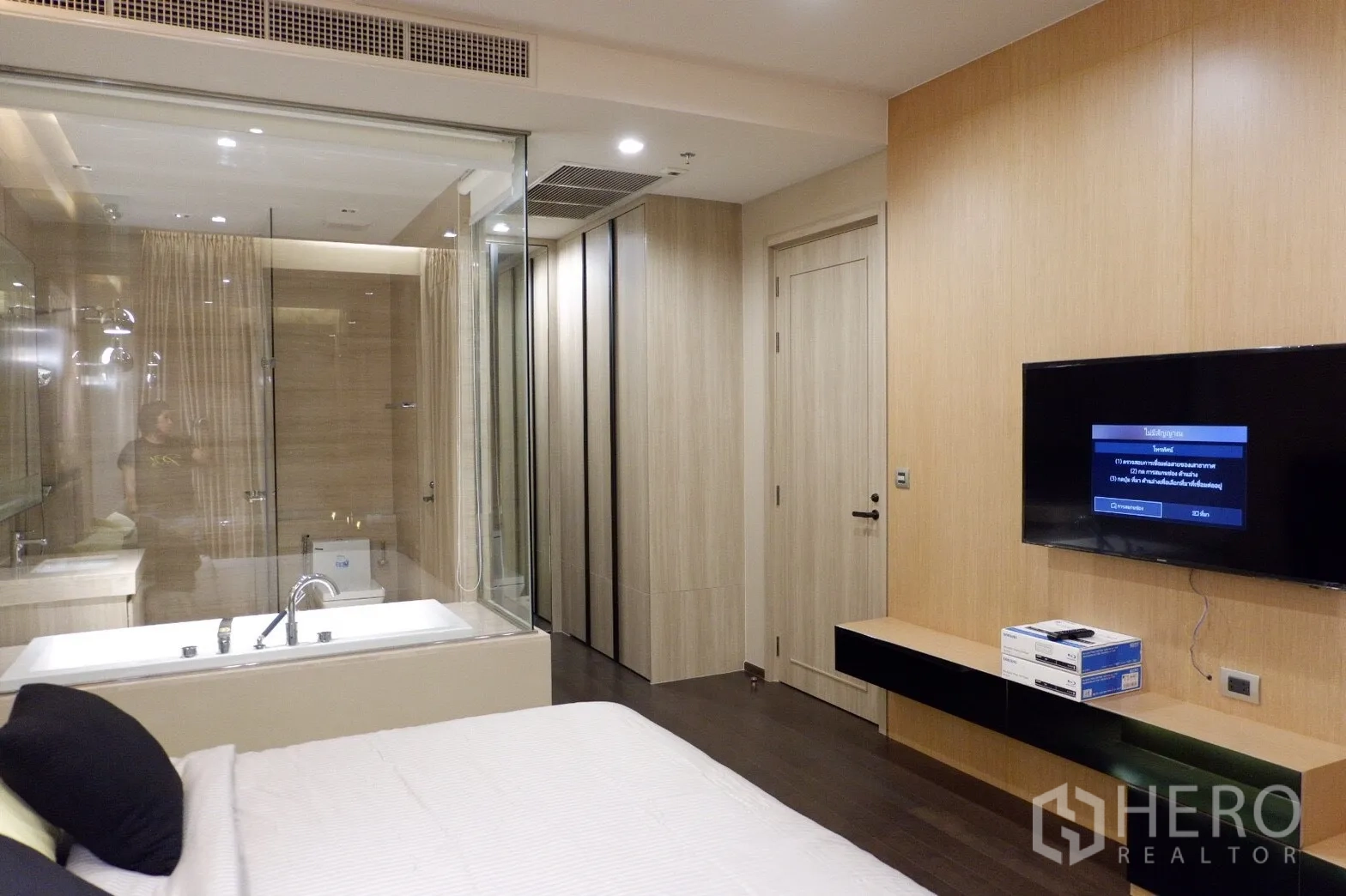 คอนโด ให้เช่าในWatthana, Bangkok - ห้องนอนเชื่อมกับห้องน้ำกั้นกระจก มีอ่างอาบน้ำ ตู้เสื้อผ้าบิวท์อิน และทีวีติดผนัง