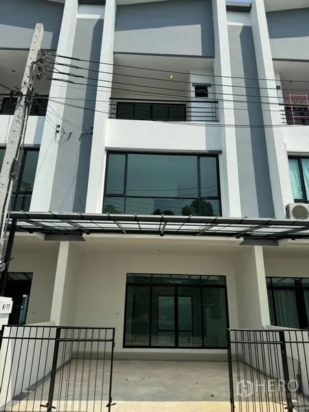 สำนักงานที่บ้าน ให้เช่าหรือขายในBang Na, Bangkok - อาคารโฮมออฟฟิศ 3 ชั้น สไตล์โมเดิร์น หน้ากว้าง มีที่จอดรถและกระจกบานใหญ่ ย่านบางนา กรุงเทพฯ