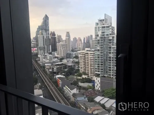 公寓 出租或出售在Khlong Toei, Bangkok - 私家阳台俯视BTS轻轨与现代天际线