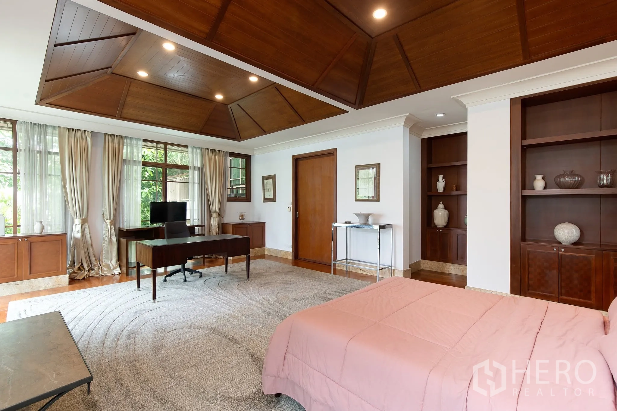 บ้านเดี่ยว for rent or sale in Watthana, Bangkok - รายละเอียดห้องนอนที่มีตู้และชั้นวางของบิวท์อิน