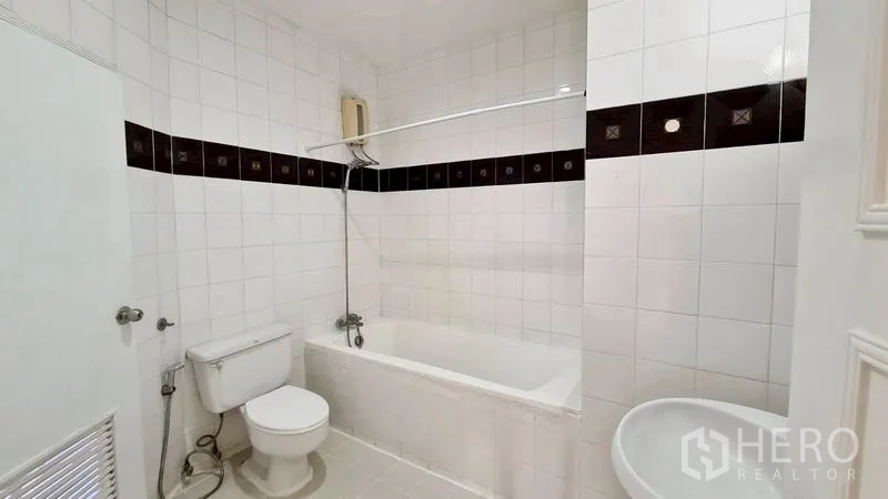 公寓 for rent in Watthana, Bangkok - 浴室配有浴缸、花洒与马桶，瓷砖墙面简洁明亮。