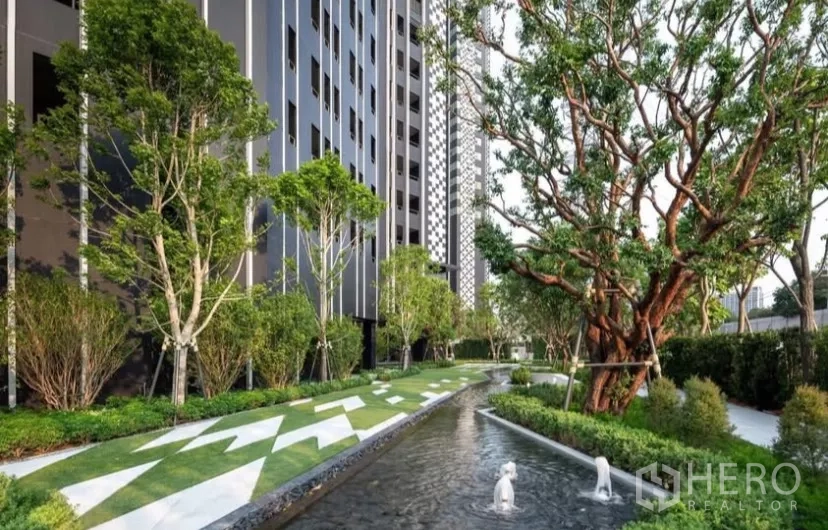 公寓 出租在Chatuchak, Bangkok - 楼旁花园水景与成荫大树。