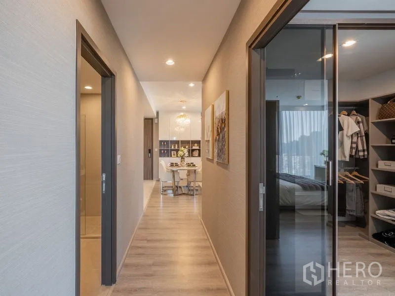 公寓 出租在Bang Na, Bangkok - 走廊通向餐厅，两侧房门与玻璃衣帽间。