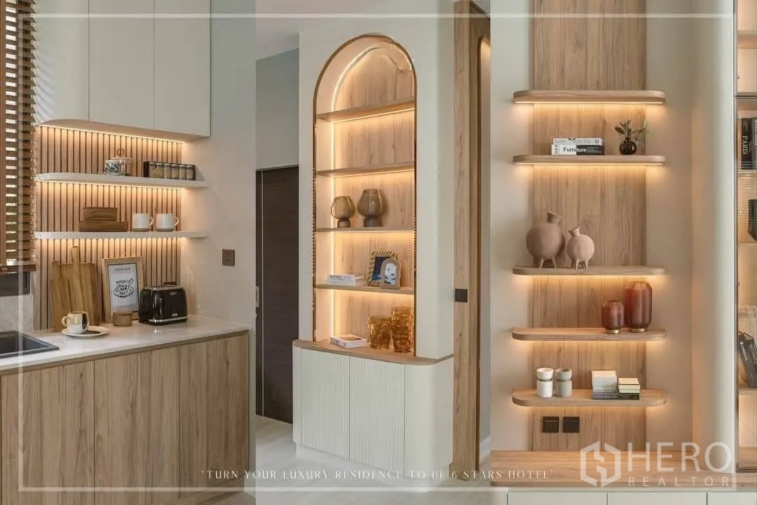 บ้านเดี่ยว for rent or sale in Suan Luang, Bangkok - มุมแพนทรีร่วมสมัยชั้นเปิดและชั้นโชว์ซุ้มโค้งไฟส่อง