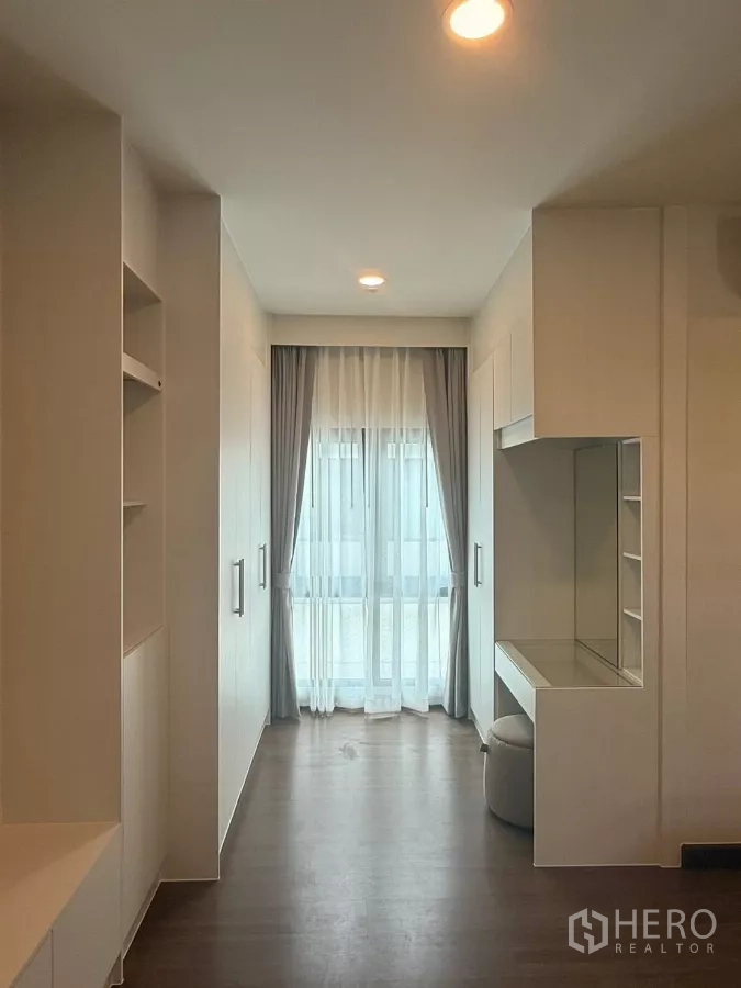 独立式住宅 出租在Bang Phli, Samut Prakan - 更衣间带柜体与梳妆位，通向阳台的玻璃门