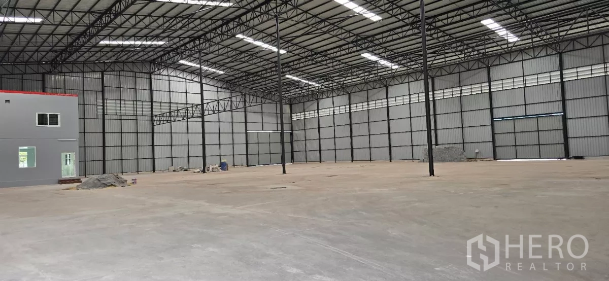 Factory for rent in Mueang Samut Sakhon, Samut Sakhon - Spacious high-clearance factory interior with steel truss roof, skylights and polished concrete floor.