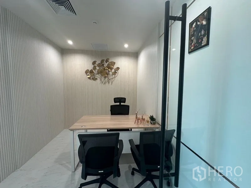 สำนักงาน ให้เช่า - ห้องทำงานส่วนตัวแบบมินิมอล หลังประตูกระจก โต๊ะไม้ และงานตกแต่งผนัง