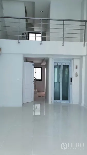 带办公室的家 出租在Suan Luang, Bangkok - 挑高明亮大厅，亮面地砖与私家电梯。