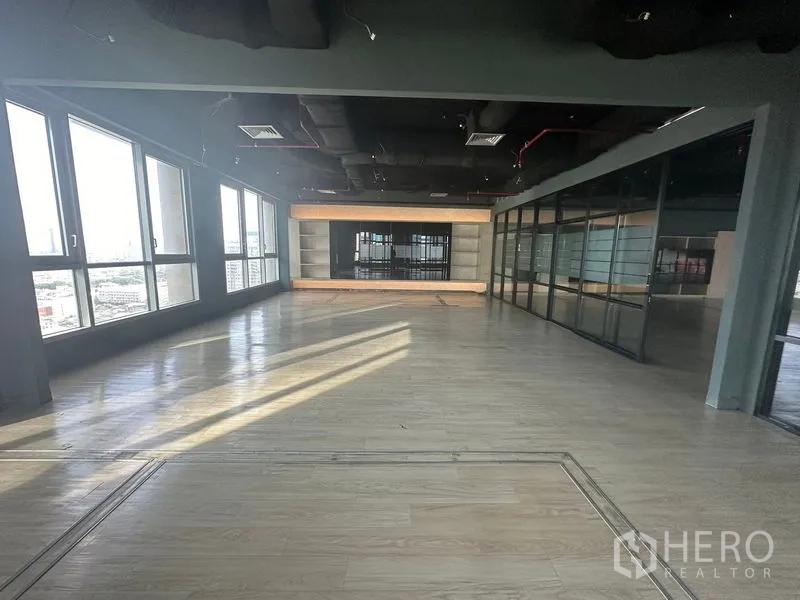 办公空间 出租在Bang Rak, Bangkok - 大面积开放式办公区，木地板、落地窗与黑色工业风天花。