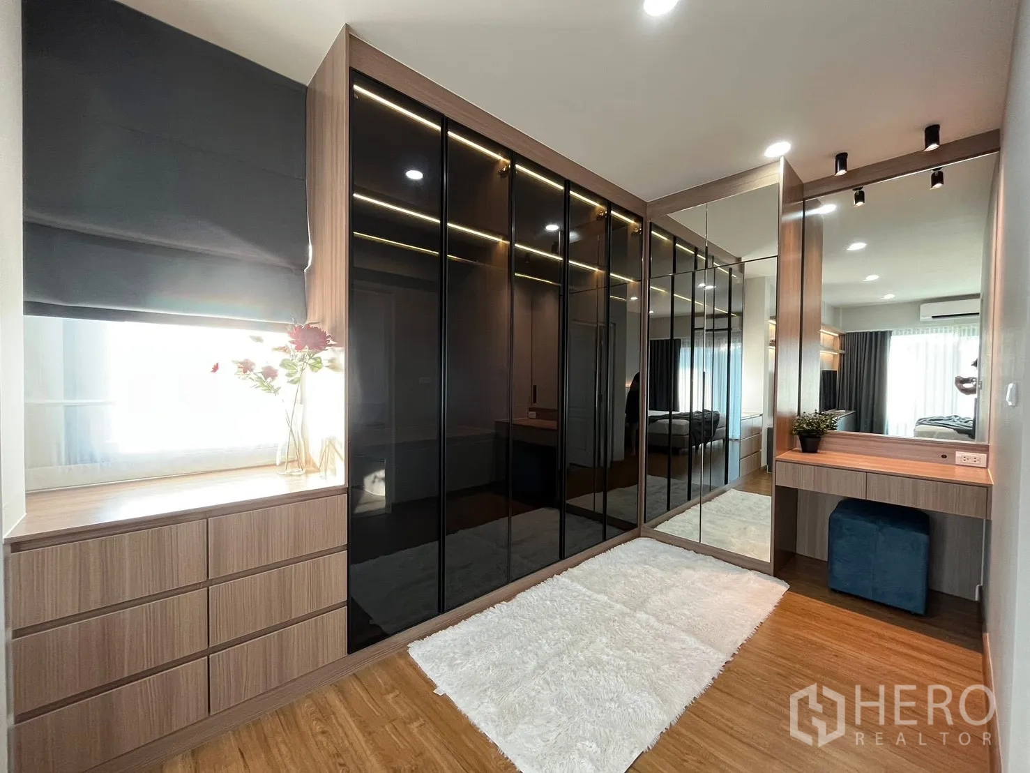 Detached House for rent in Bang Phli, Samut Prakan - Walk-in closet with mirrored wardrobes, makeup vanity, and built-in drawers.