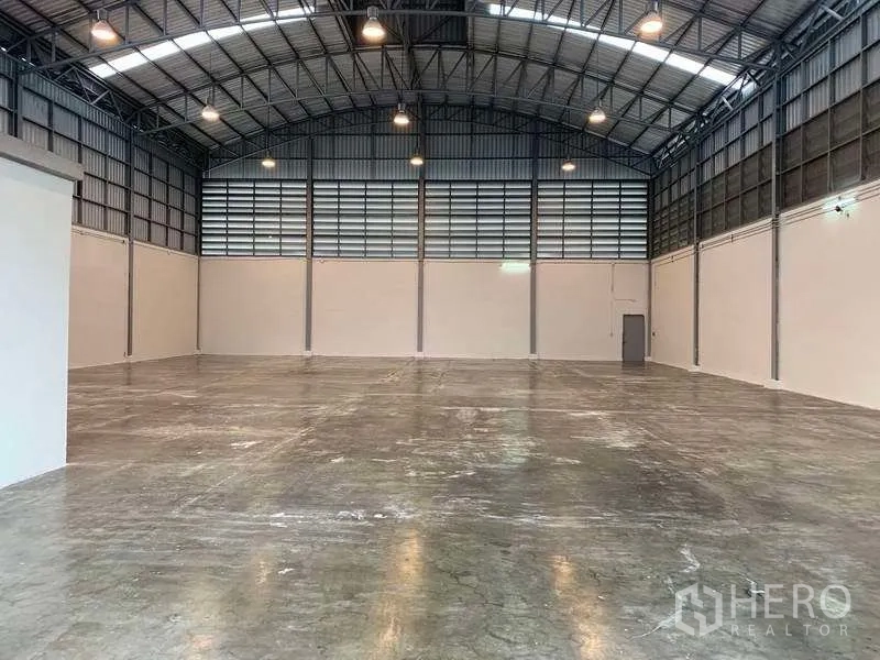 คลังสินค้า ให้เช่าในBang Phli, Samut Prakan - มุมมองสมมาตรของฮอลล์โกดังสว่างใต้ช่องแสงและโครงเหล็ก