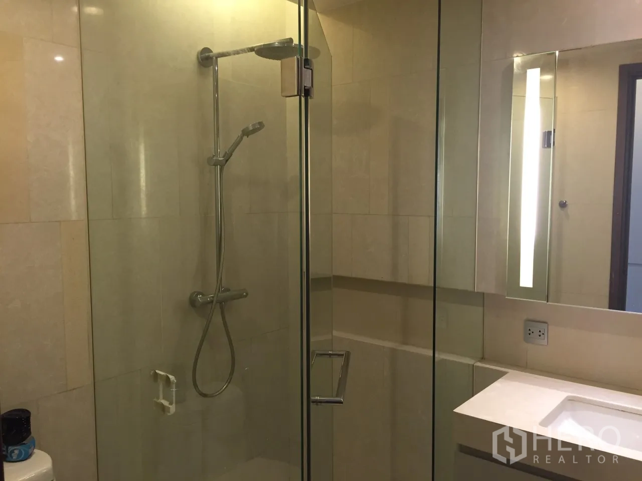 คอนโด ให้เช่าหรือขายในWatthana, Bangkok - ตู้ shower กระจกพร้อมฝักบัวและกระจกไฟในห้องน้ำ
