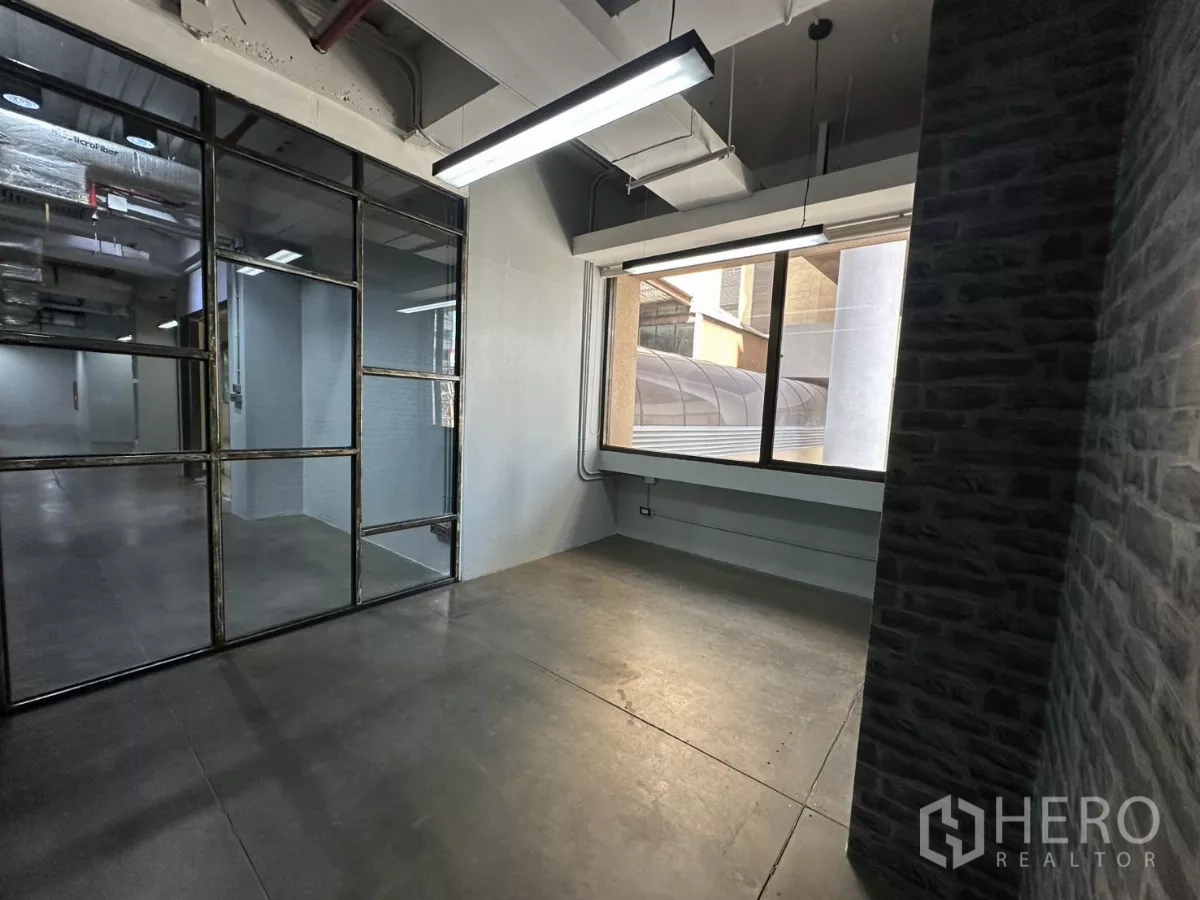 办公空间 出租 - 小型办公角，玻璃隔墙与外窗采光。