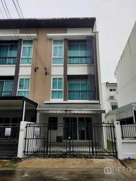 联排别墅 出租在Wang Thonglang, Bangkok - 曼谷Wang Thonglang 三层联排别墅外观，带前院大门与落地窗。