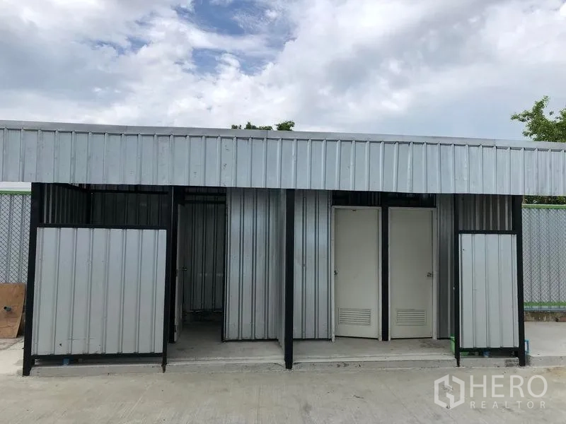 货栈 出租在Pathum Thani - 服务建筑内的卫生间入口特写，位于仓库一侧。