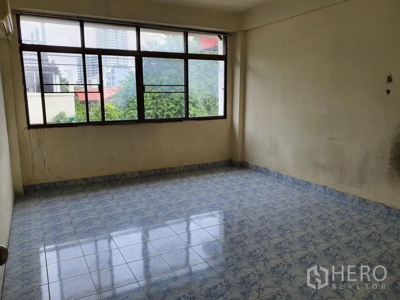 店屋 出租在Bang Rak, Bangkok - 楼上大房间，落地窗外可见树梢与城市景观。