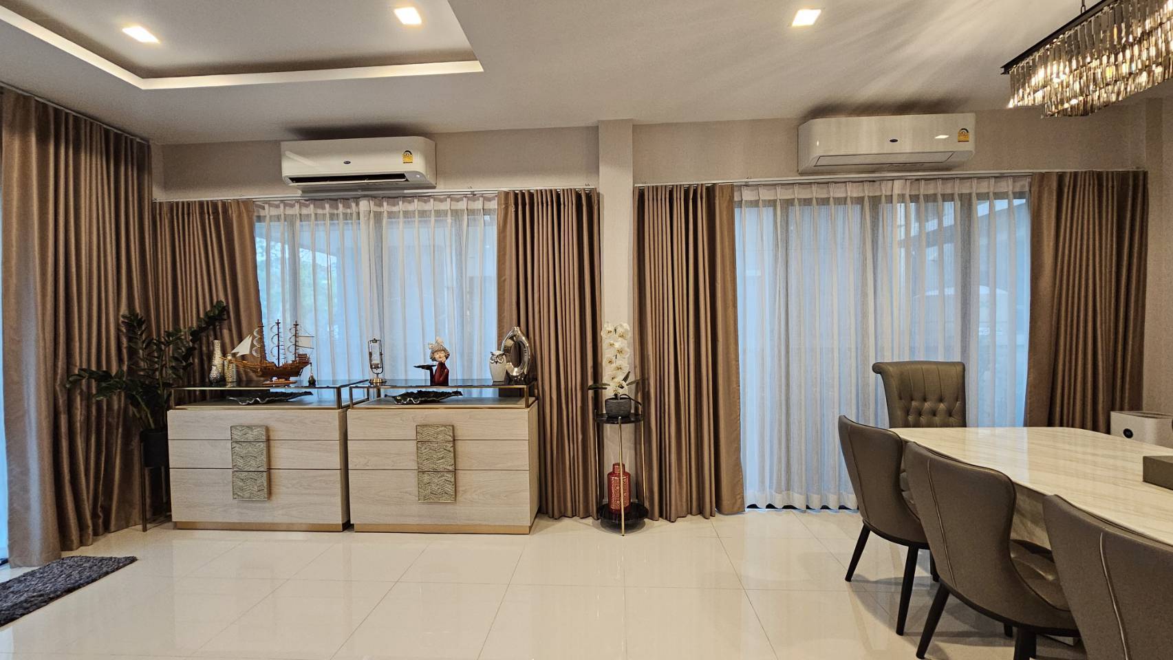 Detached House for rent in Saphan Sung, Bangkok - Wall of full-height curtains with console cabinets and decor accents.