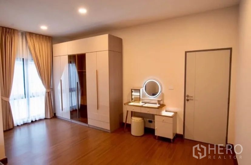 独立式住宅 出租在Bang Phli, Samut Prakan - 大卧室，衣柜与带灯梳妆台。