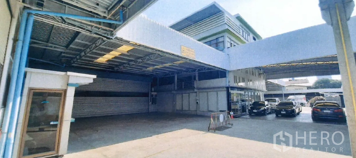 工厂 出租在Yan Nawa, Bangkok - 厂房之间的开放庭院，连廊覆盖和停车区