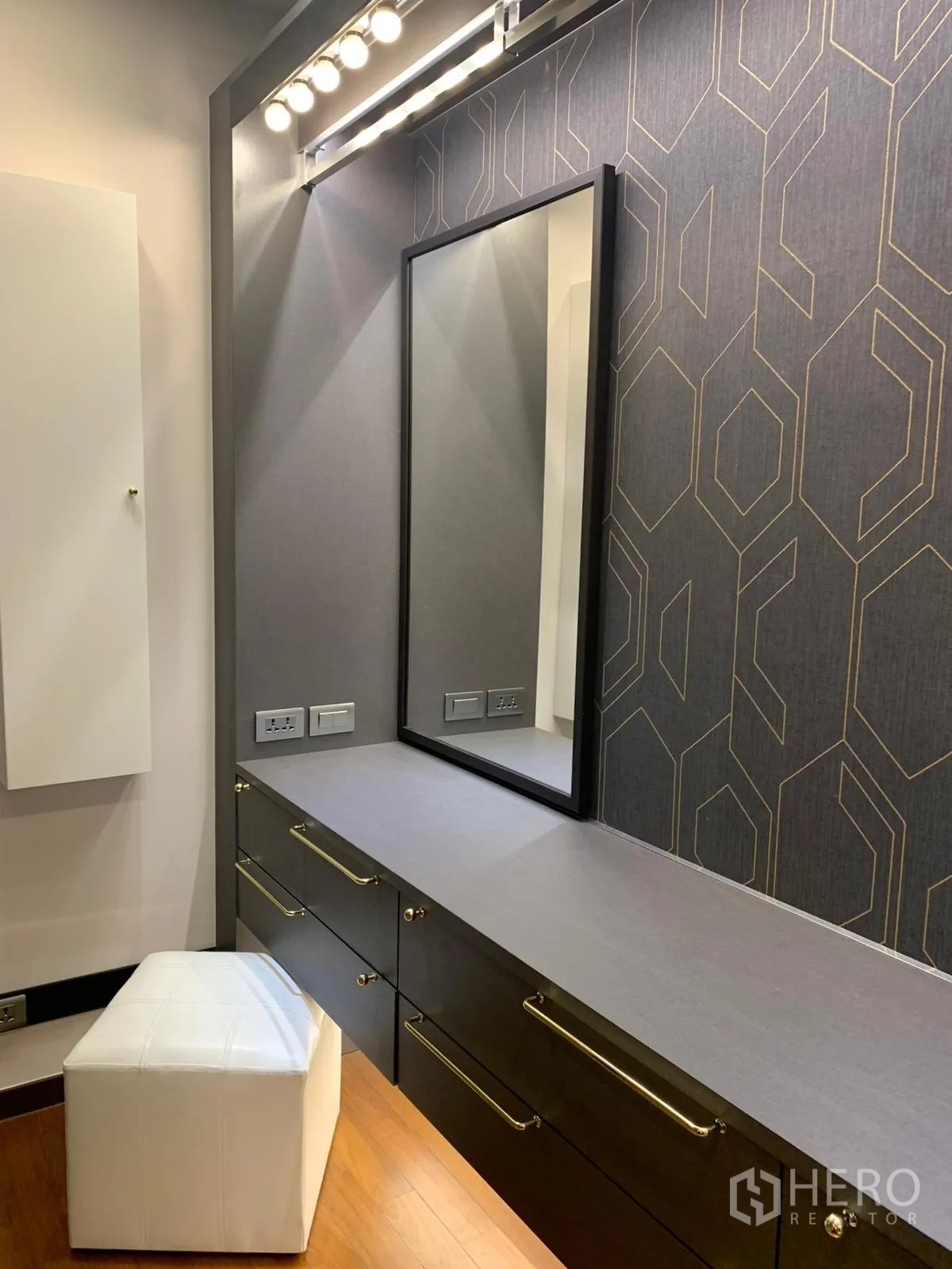 Condominium for sale in Khlong Toei, Bangkok - Vanity corner with mirror, drawers and make‑up lighting in the dressing room.