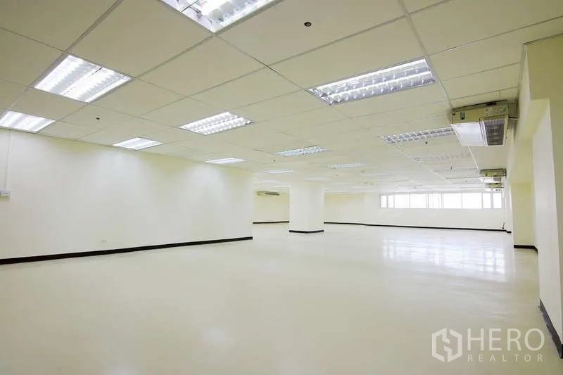 สำนักงาน ให้เช่า - พื้นสำนักงานกว้างขวางมีเสากลาง แสงสว่างทั่วถึง และหน้าต่างด้านข้าง