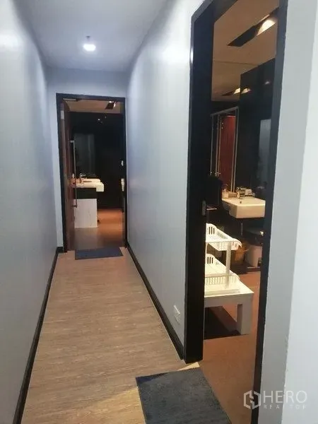 办公空间 出租在Watthana, Bangkok - 办公室走廊，通往带洗手池与镜子的卫生间。