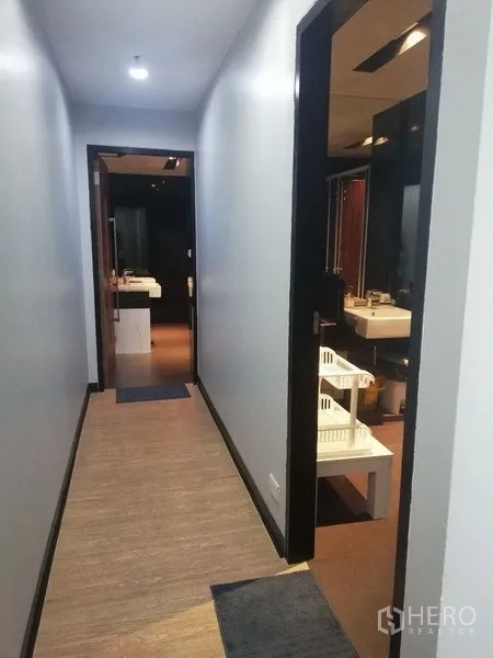 办公空间 出租在Watthana, Bangkok - 办公室走廊，通往带洗手池与镜子的卫生间。