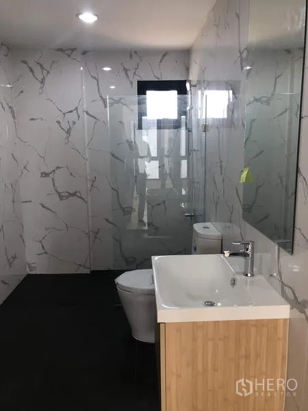 工厂 出售在Thanyaburi, Pathum Thani - 现代卫浴，仿大理石墙面、洗手台与淋浴间