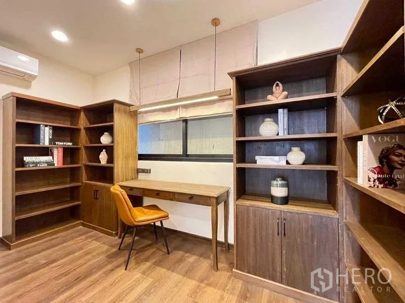 独立式住宅 出租在Bang Rak, Bangkok - 书房，内置书架与书桌