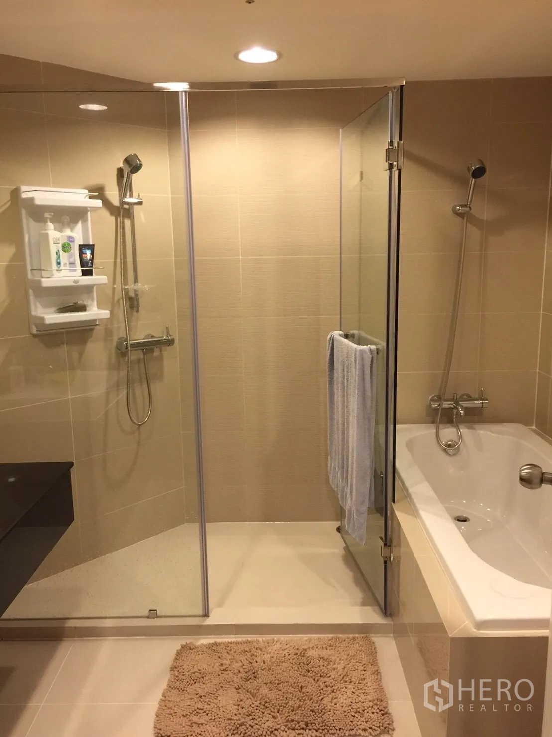 คอนโด ให้เช่าในHuai Khwang, Bangkok - ห้องน้ำมีห้องอาบน้ำกระจกแยก และอ่างอาบน้ำ ปูกระเบื้องโทนเบจ