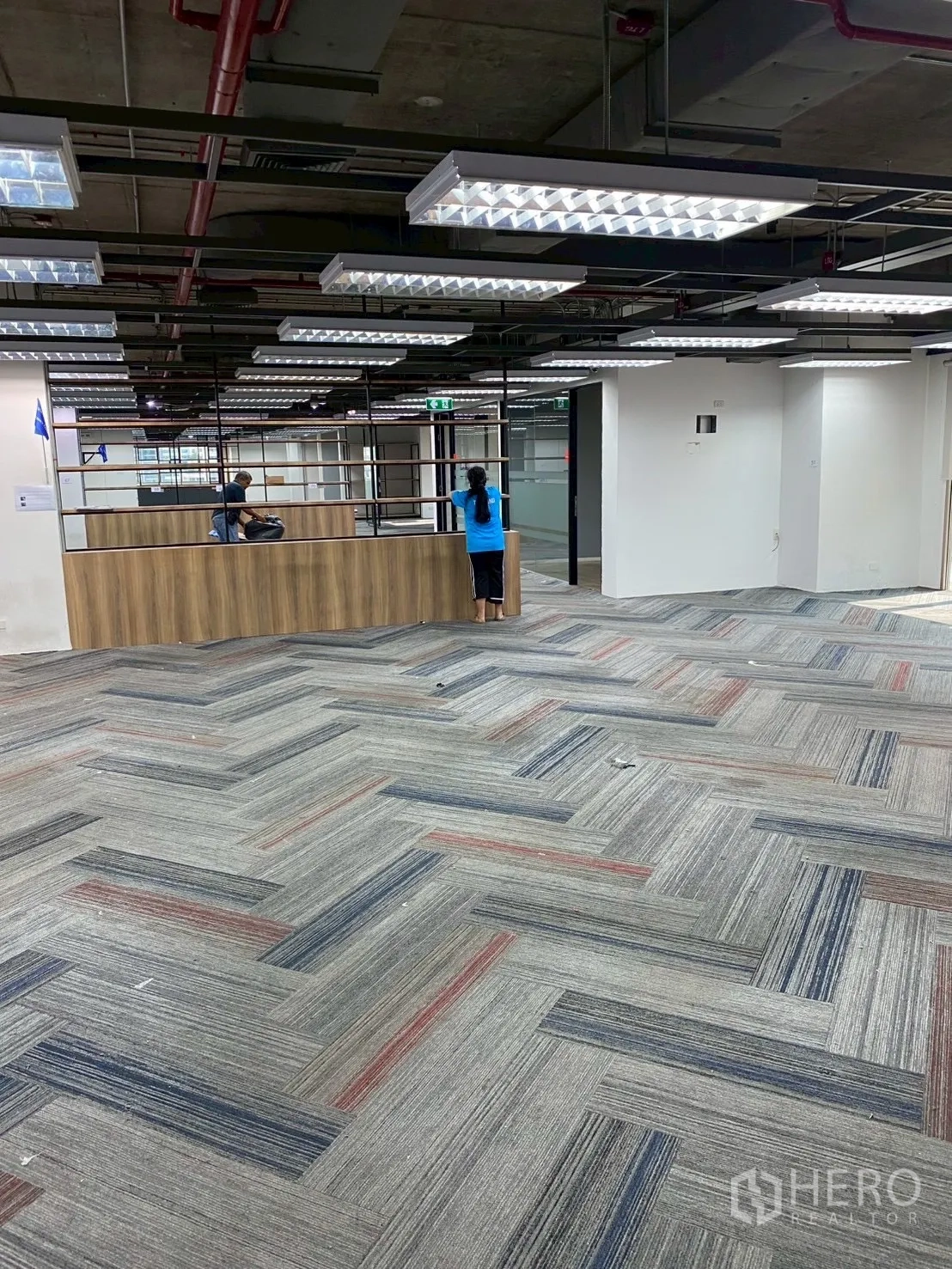 ออฟฟิศ for rent in Watthana, Bangkok - เคาน์เตอร์ต้อนรับและชั้นเหล็กกั้นพื้นที่สำนักงานแบบเปิด