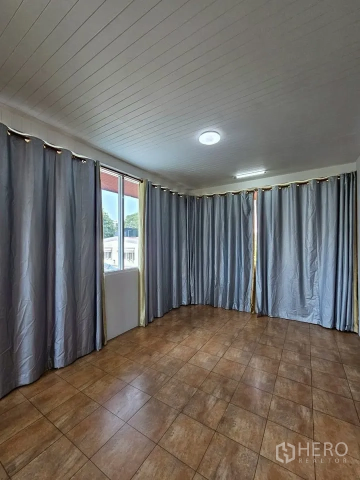带办公室的家 for rent in Wang Thonglang, Bangkok - 多功能瓷砖房，四周长窗帘与采光良好。