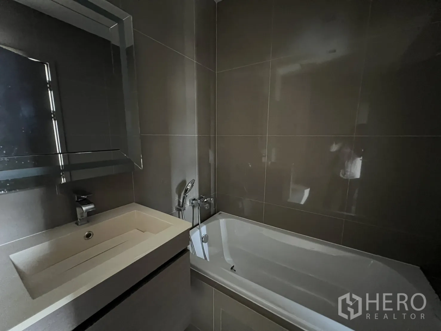 คอนโด for rent in Watthana, Bangkok - ห้องน้ำมีอ่างอาบน้ำและอ่างล้างหน้าพร้อมกระจกกรอบสวย.