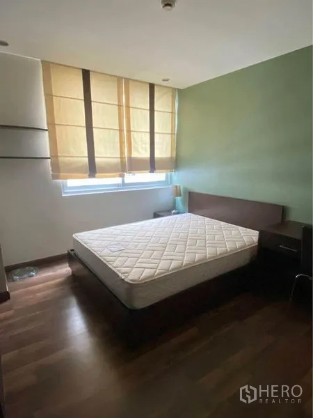 公寓 出租在Pathum Wan, Bangkok - 次卧带大窗与罗马帘，铺设木地板