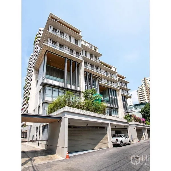 联排别墅 出租在Khlong Toei, Bangkok - 现代多层联排别墅外观，设有车库与大面积落地窗