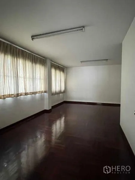 工厂 出租在Bang Na, Bangkok - 独立办公室，窗帘与亮泽木地板。