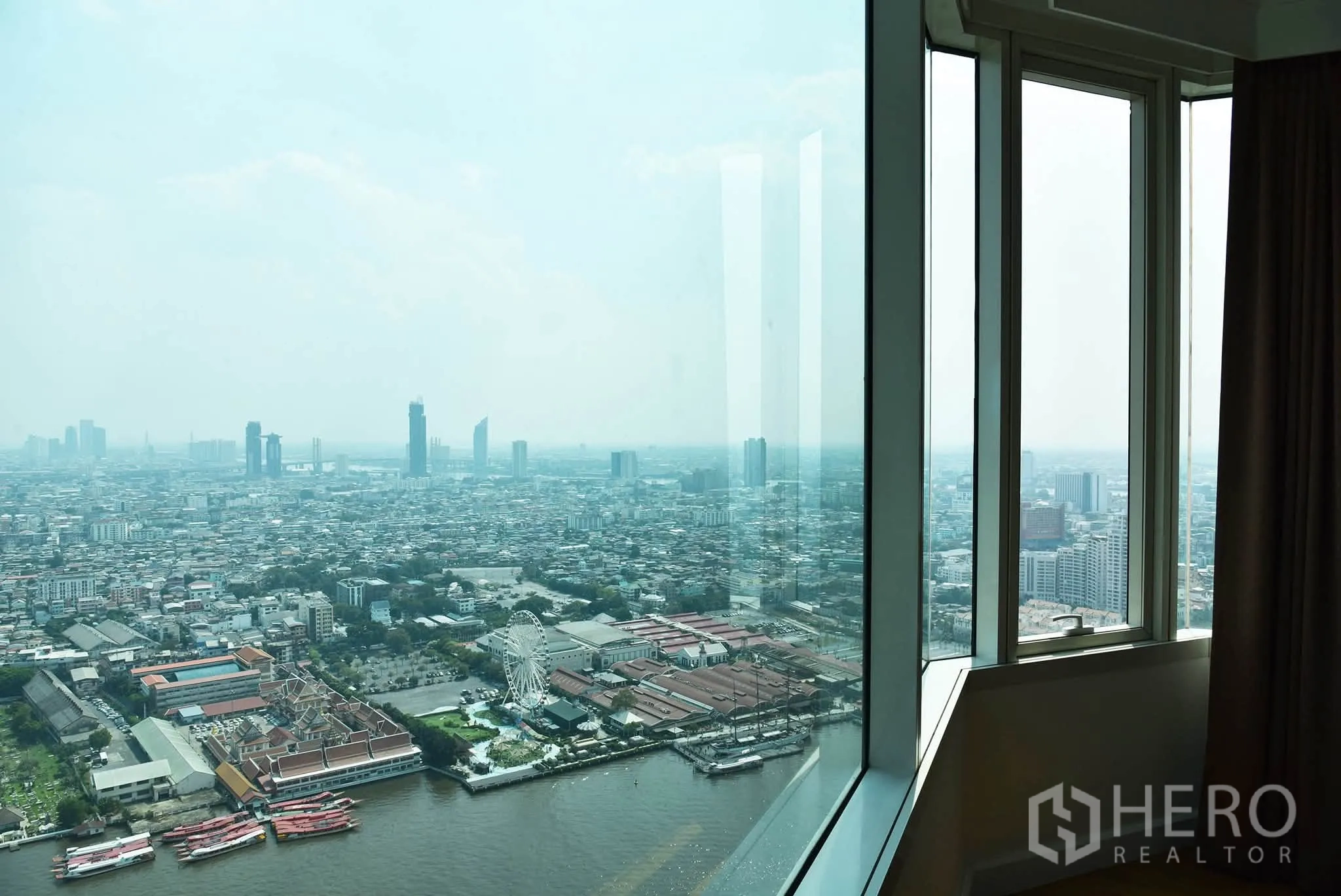 คอนโด for sale in Khlong San, Bangkok - หน้าต่างกระจกเข้ามุมแบบเต็มบาน เห็นวิวเมืองและแม่น้ำพร้อมชิงช้าสวรรค์