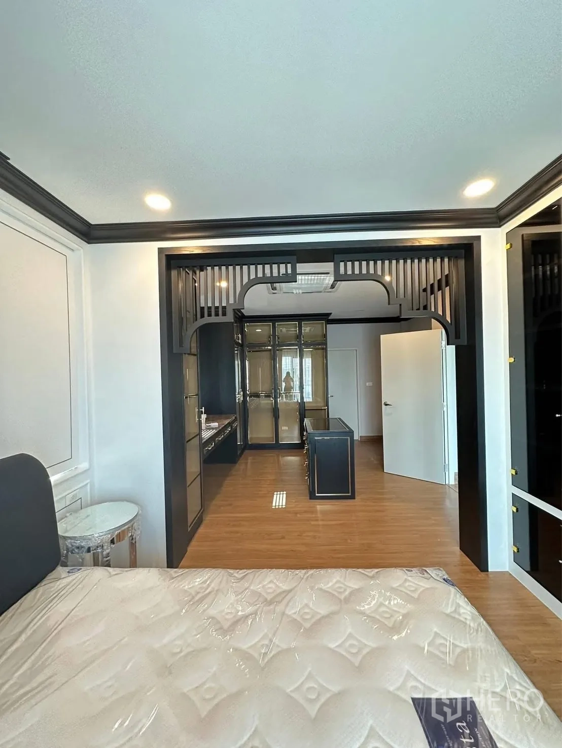 独栋房屋 for rent in Bang Phli, Samut Prakan - 从卧室望向衣帽间，柜体带内置照明。