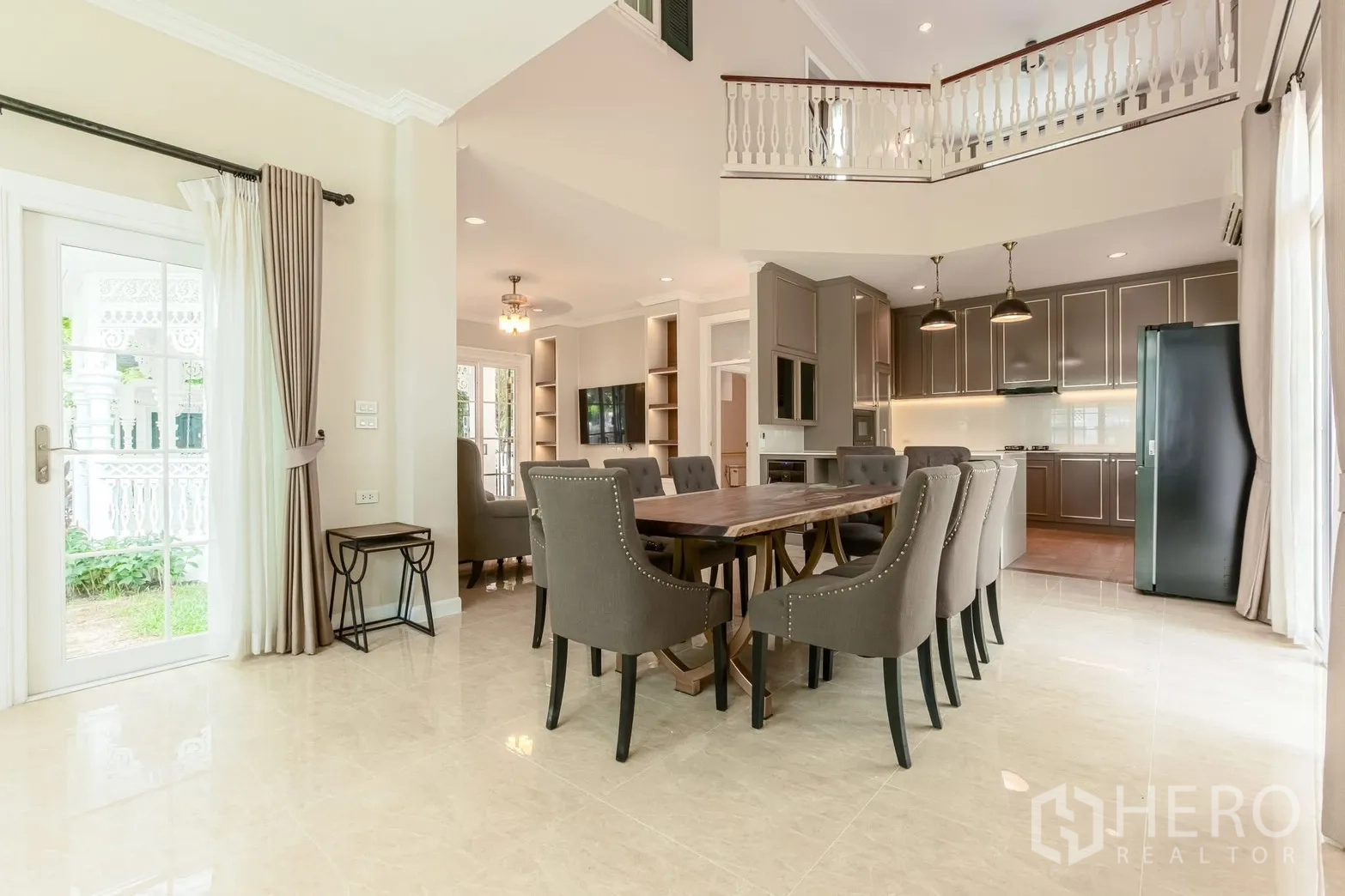 บ้านเดี่ยว for rent in Bang Na, Bangkok - โซนรับประทานอาหารติดครัว มีประตูบานฝรั่งเศสและเพดานสูง