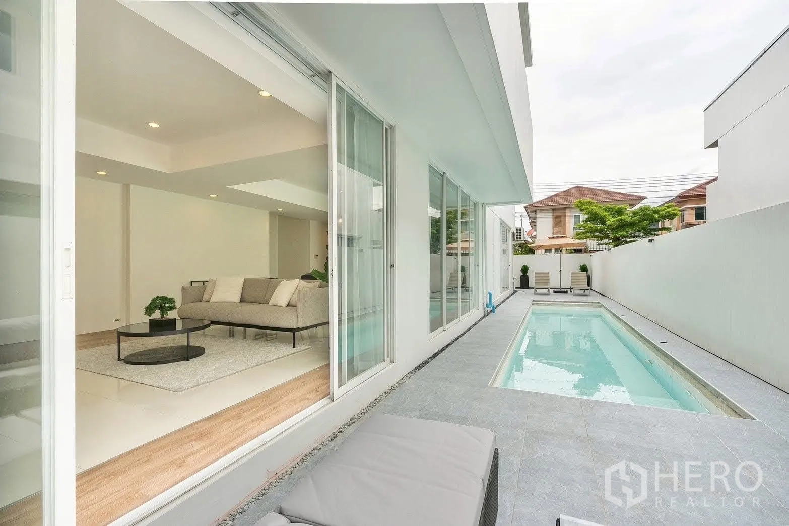 Detached House for rent in Saphan Sung, Bangkok - Sliding glass doors open from the living room to the lap pool.