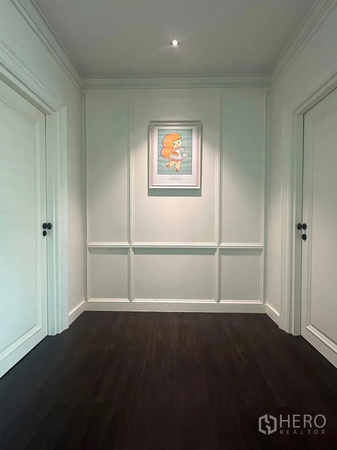 独立式住宅 出租在Lat Krabang, Bangkok - 楼上走廊，线条墙板与装饰画，深色地板。