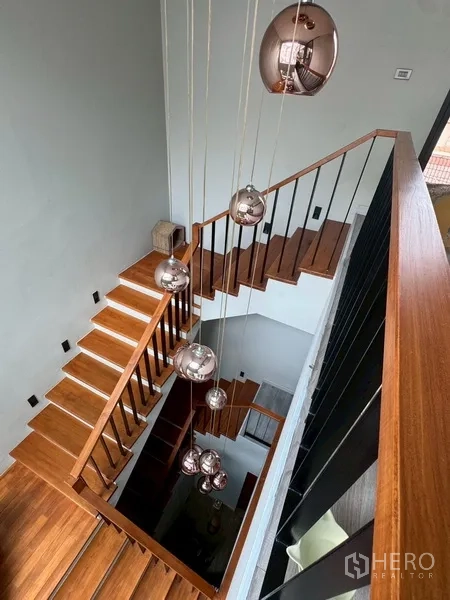บ้านแฝด for rent in Watthana, Bangkok - โถงบันไดมุมมองจากด้านบนพร้อมโคมไฟแขวนโลหะสีทองแดง