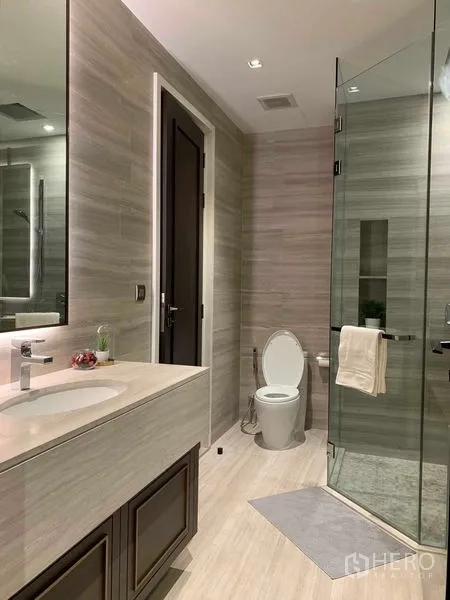 คอนโด ให้เช่าในWatthana, Bangkok - มุมมองห้องน้ำที่มีอ่างล้างหน้า โถสุขภัณฑ์ และตู้ shower กระจกใส