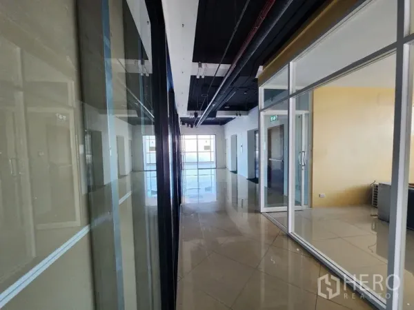 Retail Space for rent in Bang Rak, Bangkok - Bright hallway with glass-fronted offices and open reception area.