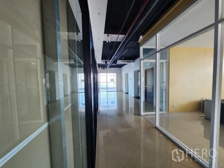 Retail Space for rent in Bang Rak, Bangkok - Bright hallway with glass-fronted offices and open reception area.