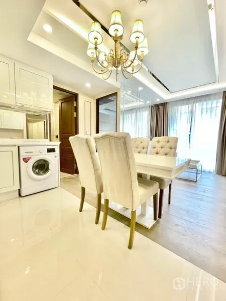 公寓 出售在Huai Khwang, Bangkok - 餐区吊灯相邻紧凑厨房，配洗衣机与充足采光。